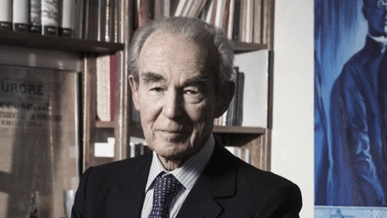 Robert Badinter faisait partie des personnalités politiques préférées des Français. Nombreux ont accueilli la nouvelle de sa disparition avec une émotion non dissimulée, vendredi 9 février. (franceinfo)