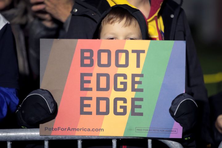 Un enfant tient une pancarte en soutien à Pete Buttigieg, à Des Moines (Iowa), le 12 octobre 2019. (SCOTT OLSON / GETTY IMAGES NORTH AMERICA / AFP)