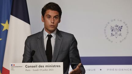 Le porte-parole du gouvernement,&nbsp;Gabriel Attal, le 19 juillet 2021, lors d'une conférence de presse à l'Elysée. (LUDOVIC MARIN / AFP)