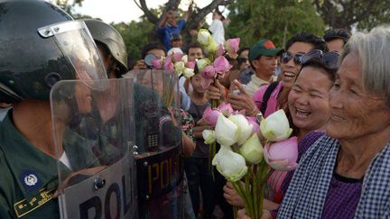 Mommy tient un bouquet de fleurs de lotus, lors d'une manifestation contre les expropriations, le 6 septembre 2013 à Phnom Penh. (AFP PHOTO/ TANG CHHIN SOTHY)