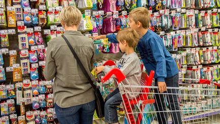 Une femme ach&egrave;te des fournitures scolaires dans un supermarch&eacute;, le 18 ao&ucirc;t 2014, &agrave; Lille (Nord).&nbsp; (PHILIPPE HUGUEN / AFP)