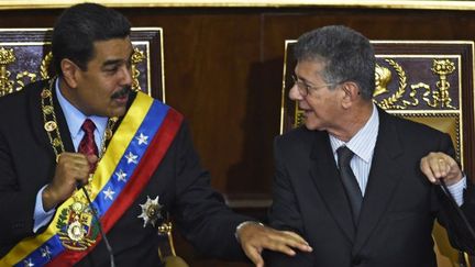 Le président Maduro (à gauche) assis à côté du nouveau président de l'Assemblée nationale Henry Ramos Allup, le 15 janvier 2016, défend son bilan lors de son discours annuel devant les parlementaires.  (JUAN BARRETO / AFP)