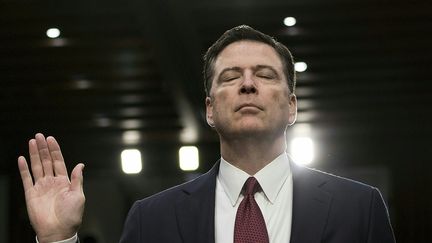 L'ancien directeur du FBI, James Comey, prête serment pendant son audition&nbsp;devant la Commission du renseignement, le 8 juin 2017, à Washington (Etats-Unis). (BRENDAN SMIALOWSKI / AFP)