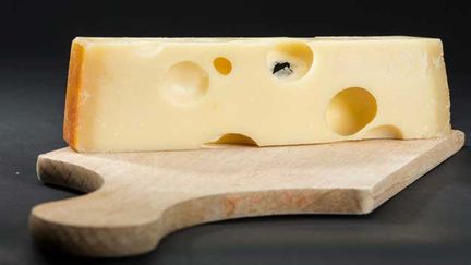 &nbsp; (Après un siècle d'études et de recherche, le mystère des trous dans certains fromages suisses, comme l'Emmental et l'Appenzell, a enfin été percé © Maxppp)