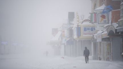 Le nord-est des Etats-Unis a été particulièrement touché par la tempête. A Atlantic City (New-Jersey), le blizzard a recouvert la ville d'un épais manteau neigeux. (MARK MAKELA / GETTY IMAGES NORTH AMERICA / AFP)