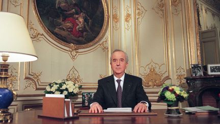 Le Premier ministre Edouard Balladur présente sa candidature à l'élection présidentielle depuis son bureau de l'Hôtel Matignon à Paris, le 18 janvier 1995 (JOEL ROBINE / AFP)