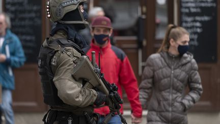 Un membre des forces spéciales à Vienne, le 4 novembre 2020, deux jours après l'attaque dans la capitale autrichienne. (JOE KLAMAR / AFP)