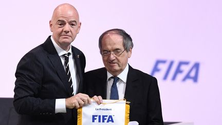 Gianni Infantino, à gauche, le président de la Fédération internationale de football (Fifa) avec Noël Le Graët, à droite, l'ancien président de la Fédération française de football (FFF). (FRANCK FIFE / AFP)