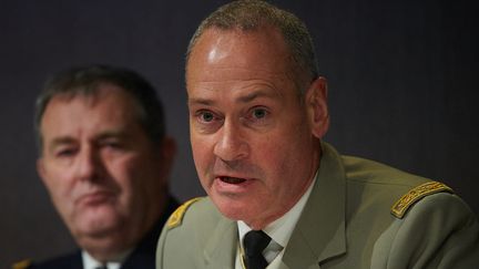 Pierre Schill, chef d'état-major de l'armée de Terre (à droite), lors d une conférence de presse à Balard à Paris le 26 mars 2024. (VALENTIN FAIVRE / HANS LUCAS / VIA AFP)