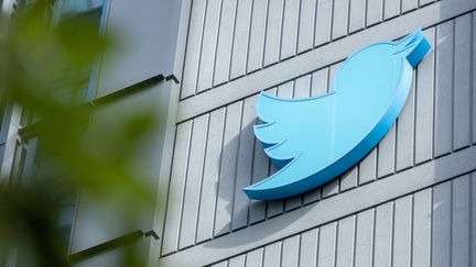 Le logo de Twitter au siège socila de San Francisco en Californie, le 28 octobre 2022.&nbsp; (CONSTANZA HEVIA / AFP)