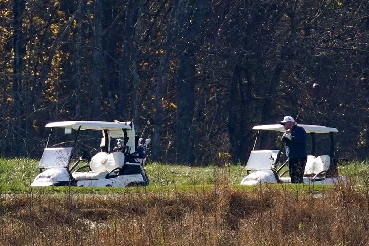 Donald Trump joue dans son golf de&nbsp;Sterling (Virginie), le 7 novembre 2020, alors que Joe Biden vient d'être élu président des Etats-Unis. (PATRICK SEMANSKY / AP)