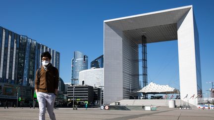 Dans le quartier d'affaires de la Défense, le 24 mars 2020 (photo d'illustration). (ALEXIS SCIARD / MAXPPP)