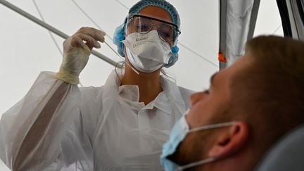 Un homme se fait tester au Covid-19 au CHU de Rennes (Ile-et-Vilaine), le 7 septembre 2020.&nbsp; (DAMIEN MEYER / AFP)