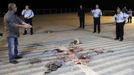 Des policiers israéliens autour de l'endroit où un Palestinien a attaqué à l'arme blanche plusieurs personnes le 8 mars 2016 à Tel-Aviv (Israël). (THOMAS COEX / AFP)