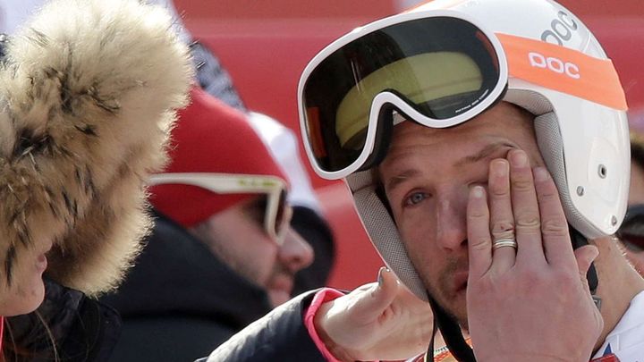 Le skieur am&eacute;ricain Bode Miller verse quelques larmes apr&egrave;s son &eacute;chec au super-G de Sotchi, le 16 f&eacute;vrier 2014.&nbsp; (GERO BRELOER/AP/SIPA / AP)