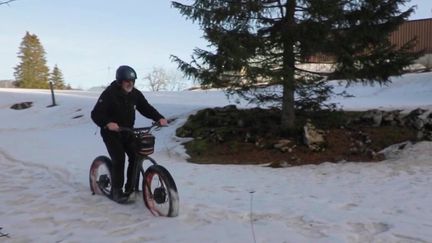 De nouvelles pratiques voient le jour dans les stations, suite à la fermeture des remontées mécaniques. Parmi elles, le VTT sur neige ou de la trottinette électrique.&nbsp; (France 2)