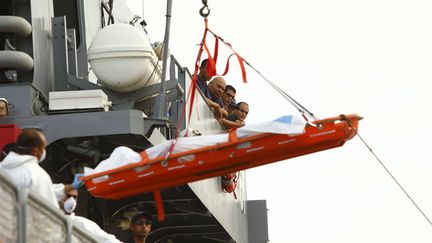 Les forces arm&eacute;es maltaises remontent le corps d'un migrant, samedi 12 octobre apr&egrave;s le naufrage d'un bateau la veille au large de l'&icirc;le. (DARRIN ZAMMIT LUPI / REUTERS)