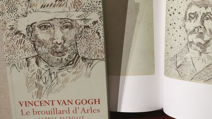 "Le brouillard d'Arles"' (Seuil), livre qui doit paraître le 17 novembre 2016, reprenant selon l'éditeur les dessins inédits d'un carnet retrouvé de Vincent Van Gogh 
 (JACQUES DEMARTHON / AFP)