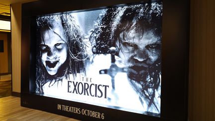 Un panneau d'affichage du film "L'Exorciste - Dévotion" lors d'une projection spéciale organisée par le rappeur Tyga à l'AMC CityWalk le 4 octobre 2023 à Los Angeles, en Californie. (LEON BENNETT / GETTY IMAGES NORTH AMERICA)