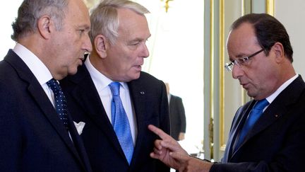 Le pr&eacute;sident Fran&ccedil;ois Hollande (&agrave; D.) avec le Premier ministre, Jean-Marc Ayrault, (au C.) et le ministre des Affaires &eacute;trang&egrave;res,&nbsp;Laurent Fabius, le 28 ao&ucirc;t 2013 &agrave; Paris. (KENZO TRIBOUILLARD / AFP)