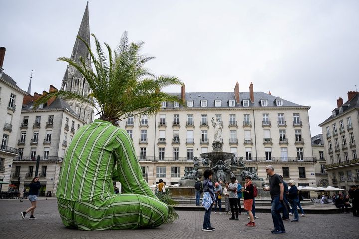 "L'enfant Hybridus" exposé lors du Voyage à Nantes en juillet 2024. (LOIC VENANCE / AFP)