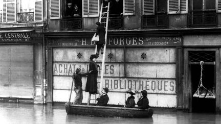 Pour le ravitaillement, les parisiens se débrouillent comme ils peuvent.
 (Patrice de Moncan - &quot;Paris inondé - La grande inondation de 1910&quot; (éd. du Mécène))