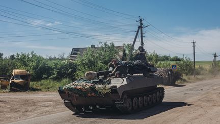 Un tank ukrainien à Louhansk, dans le Donbass (Ukraine), le 6 juin 2022.&nbsp; (DIEGO HERRERA CARCEDO / ANADOLU AGENCY / AFP)