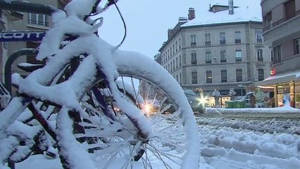 L'alerte orange neige-verglas concerne 28 départements. Des chutes de neige sont attendues de la Bretagne à l'Alsace, en passant par l'Île-de-France. (FRANCE 2)