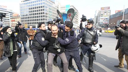 Ankara, la police anti-&eacute;meute arr&ecirc;te un manifestant le 12 mars 2014 (ADEM ALTAN / AFP)