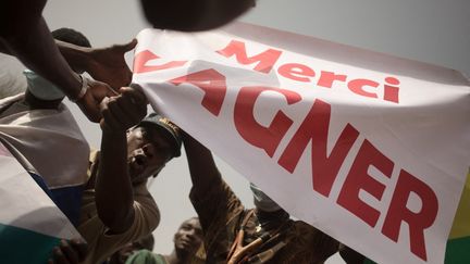 Une manifestation organisée par la plateforme panafricaine Yerewolo pour célébrer l'annonce de la France de retirer les troupes françaises du Mali, à Bamako, le 19 février 2022. (FLORENT VERGNES / AFP)