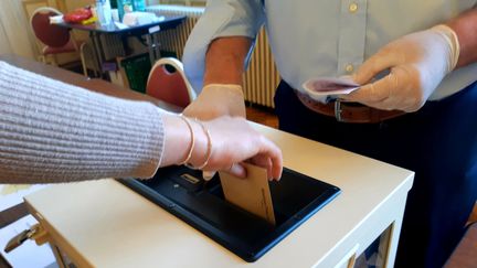 Un bureau de vote à Niort (Deux-Sèvres) lors du premier tour des élections municipales, 15 mars 2020. (NOÉMIE GUILLOTIN / FRANCE-BLEU POITOU)