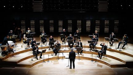 Les musiciens de l'Orchestre de Paris ont recommencé à jouer ensemble dans la salle Pierre Boulez de la Philharmonie, mais à distance et devant des gradins vides (27 mai 2020) (FRANCOIS GUILLOT / AFP)