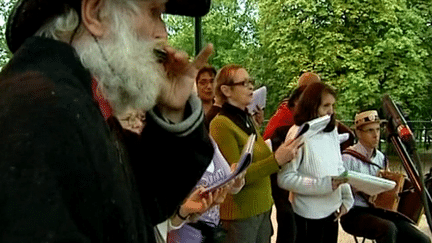 La chorale dans un kiosque à Nevers
 (France3/culturebox)