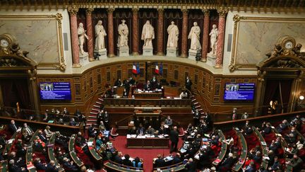 Les sénateurs siègent&nbsp;à Paris, le 8 décembre 2021. (QUENTIN DE GROEVE / HANS LUCAS / AFP)