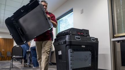 Des machines de vote électronique Dominion installées dans un bureau de vote de Burnsville, dans le Minnesota, en août 2022. (STEPHEN MATUREN / GETTY IMAGES NORTH AMERICA)