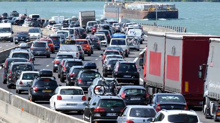 Des bouchons sur l'A7, pr&egrave;s de Valence (Dr&ocirc;me), le 4 juillet 2015. (  MAXPPP)