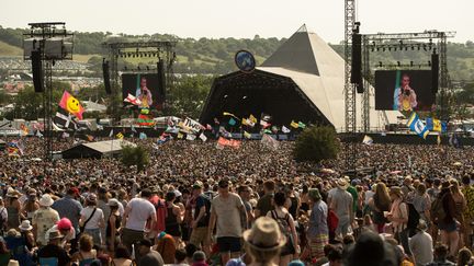 Des milliers de festivaliers profitent du beau temps devant une des scènes du festival de Glastonbury (Sommerset, Angleterre), le 28 juin 2019. (OLI SCARFF / AFP)