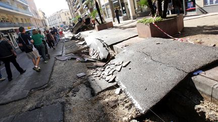 Une rue de Cannes (Alpes-Maritimes) endommag&eacute;e apr&egrave;s les inondations le 4 octobre 2015. (PATRICK CLEMENTE / AFP)