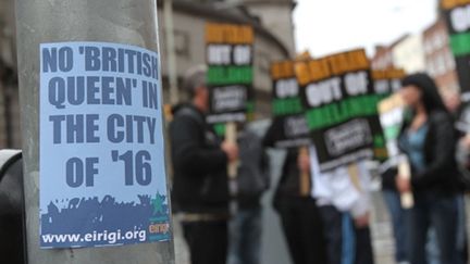 La visite de la reine d'Angleterre Elizabeth II en Irlande, le 17 mai 2011, contestée sur une affiche à Dublin. (AFP/PETER MUHLY)