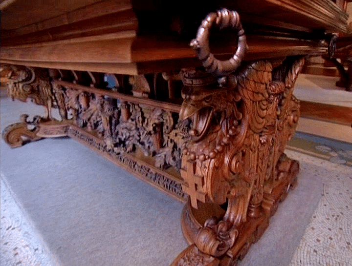 Détail de la table d'Emile Gallé et Victor Prouvé présentée à Nancy
 (Culturebox)