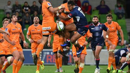 L'ailier Sefa Naivalu à la lutte aérienne avec son équipe des Melbourne Rebels (PAUL CROCK / AFP)