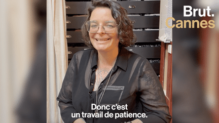 Pour « Jeanne du Barry », le film de Maïwenn en ouverture du Festival de Cannes, 200 perruques auront été nécessaires pour habiller la tête des acteurs et figurants. Un travail minutieux porté par Audrey Borca, cheffe coiffeuse et perruquière et John Nollet, créateur des coiffures pour ce film.