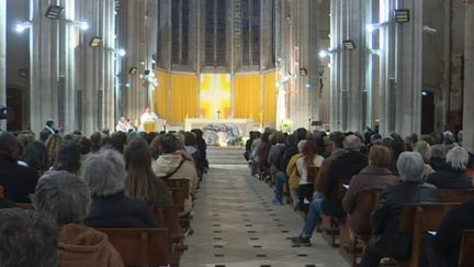 Une veillée de prière pour les victimes des immeubles effondrés de la rue Tivoli, à Marseille, dans les Bouches-du-Rhône, a été organisée dans la soirée du 10 avril dans la cité phocéenne. Le bilan provisoire est de six morts et deux disparus. (FRANCE 2)