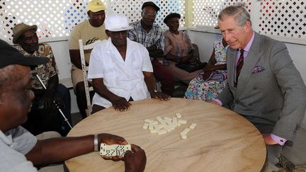 Mais Charles n'est pas qu'un homme de terrain. Il sait prendre le temps et appr&eacute;cier une bonne partie de dominos. (HUSSEIN ANWAR / SIPA)