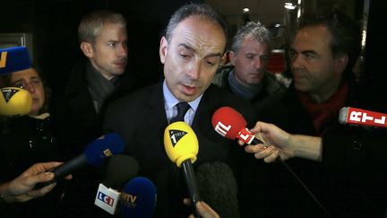 Jean-Fran&ccedil;ois Cop&eacute;, d&eacute;put&eacute;-maire de Meaux, s'exprime devant des journalistes apr&egrave;s sa r&eacute;union avec Fran&ccedil;ois Fillon et Alain Jupp&eacute;, le 25 novembre 2012. (KENZO TRIBOUILLARD / AFP)