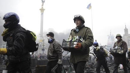 Des opposants au gouvernement pr&eacute;parent leur arsenal et accumulent des cocktails molotov. (REUTERS)