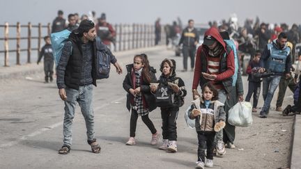 Des Palestiniens fuient la ville de Deir al-Balah, dans la bande de Gaza, le 25 février 2024. (ALI JADALLAH / ANADOLU / AFP)