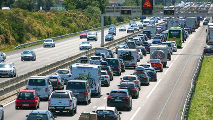 Un embouteillage sur l'autoroute A7, à proximité de Valence (Drôle), le 8 juillet 2023. (NICOLAS GUYONNET / HANS LUCAS / AFP)