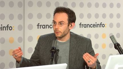 Clément Viktorovitch dans le studio de franceinfo ce 12 janvier 2022. (FRANCEINFO)