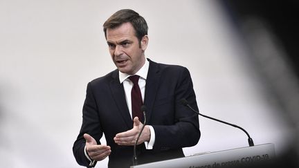 Le ministre de la Santé Olivier Véran donne une conférence de presse à Paris, le 25 février 2021. (STEPHANE DE SAKUTIN / POOL / AFP)